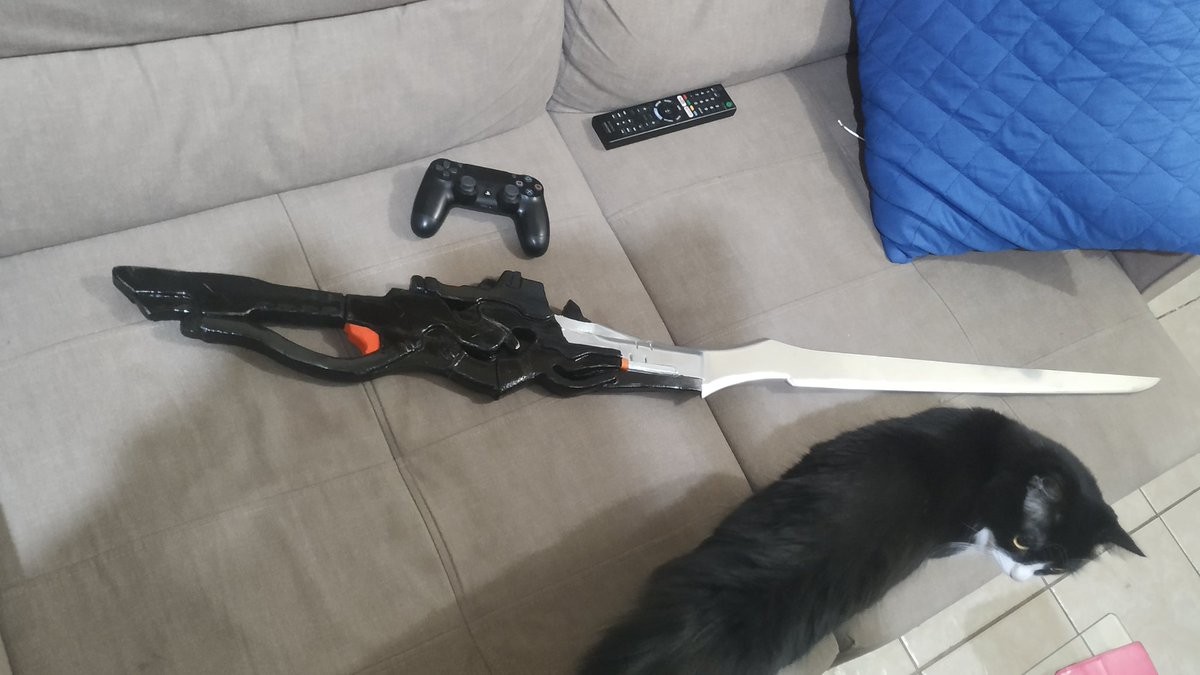 RachAsakawa's tweet photo. And this is how my Type-40 sword from NieR Automata ended! 

Now that the shoot is over, that question that haunts every cosplayer: where to store another 1,60m tall sword? 
I need more walls to hang up those :x

#type40 #nier #automata #a2 https://t.co/09lJReBxHm