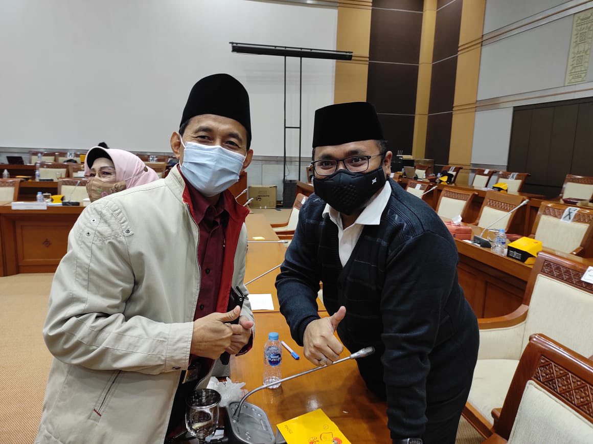 Ansor_Satu's tweet photo. Bersama Ust. Buchori. Anggota komisi VIII DPRRI. Dalam banyak hal kami berbeda. Dan biar saja begitu. Toh pelangi itu indah juga karena berbeda warna https://t.co/PwcVEq6e3b