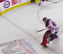 DimFilipovic's tweet photo. Mike Smith wanting to play this puck https://t.co/yU2VvYe0hA