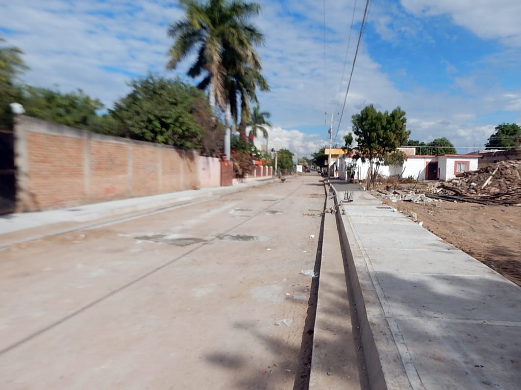 SinaloaSop's tweet photo. Calle Gral. Alfredo Delgado en EL Fuerte es una obra de justicia social para sus habitantes. Pavimento con concreto hidráulico @QuirinoOC !Cumple!
https://t.co/lTYfhUCTe2 https://t.co/vosDbzJ7Mk