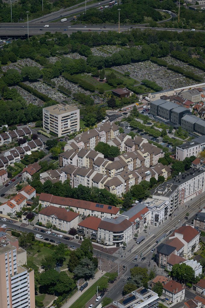 Hello la @9adela ! Nous sommes heureux de voyager à vos côtés dans les temps mais aussi dans l'espace jusqu'au Canada ! Nous, nous sommes à #Gennevilliers en région parisienne (92) ! Voici quelques photos de chez nous, pouvez-vous nous en envoyer de chez vous svp ? 🤩✈️🗺️📸