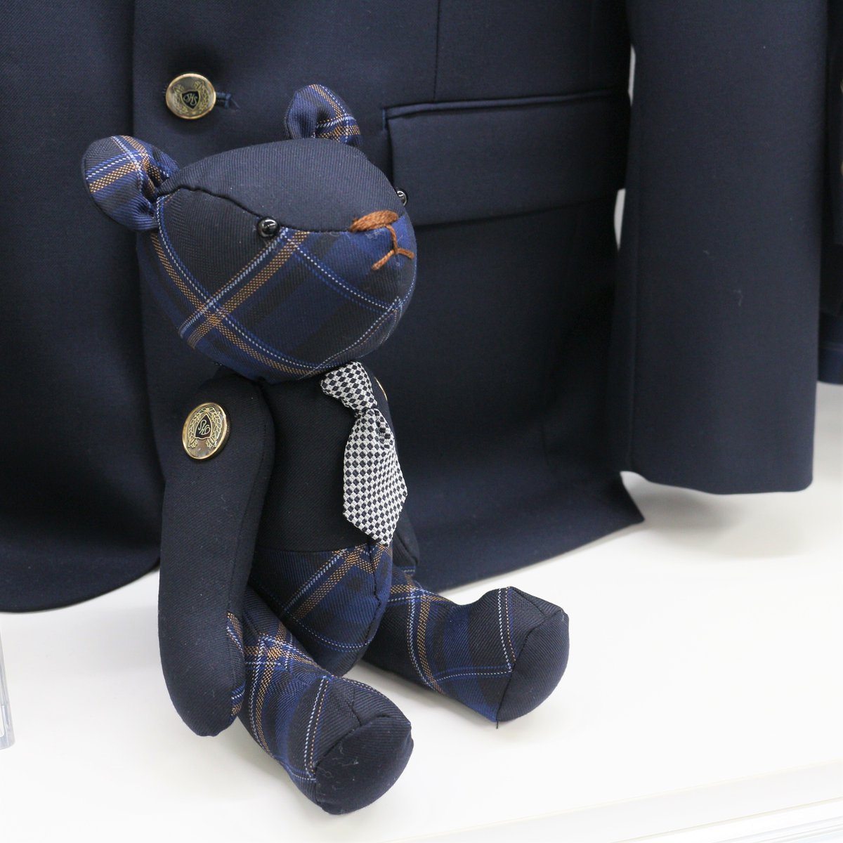 カンコー学生服 カンコーショップ岡山にいる 制服生地でできたテディベアです ショップスタッフの手作り ネクタイまでしてるんです かわいすぎませんか カンコーショップ岡山 テディベア カンコー学生服