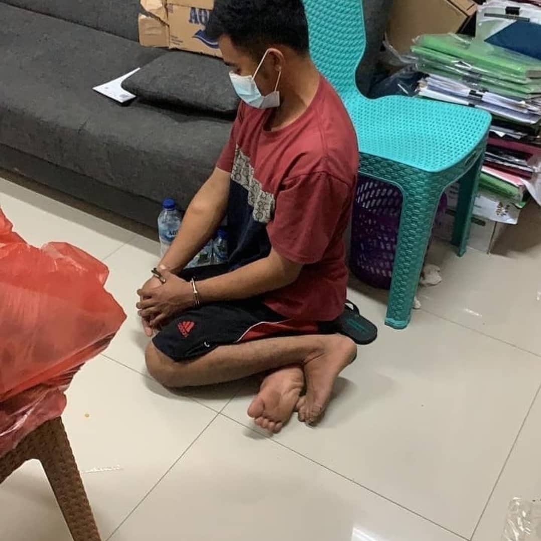 SpadeIndonesia's tweet photo. @Namaku_Mei Bangkee 😡

Posisi TSK pas banget buat ditonjok perutnya, sontoloyo ... https://t.co/vYEYEHRwY8