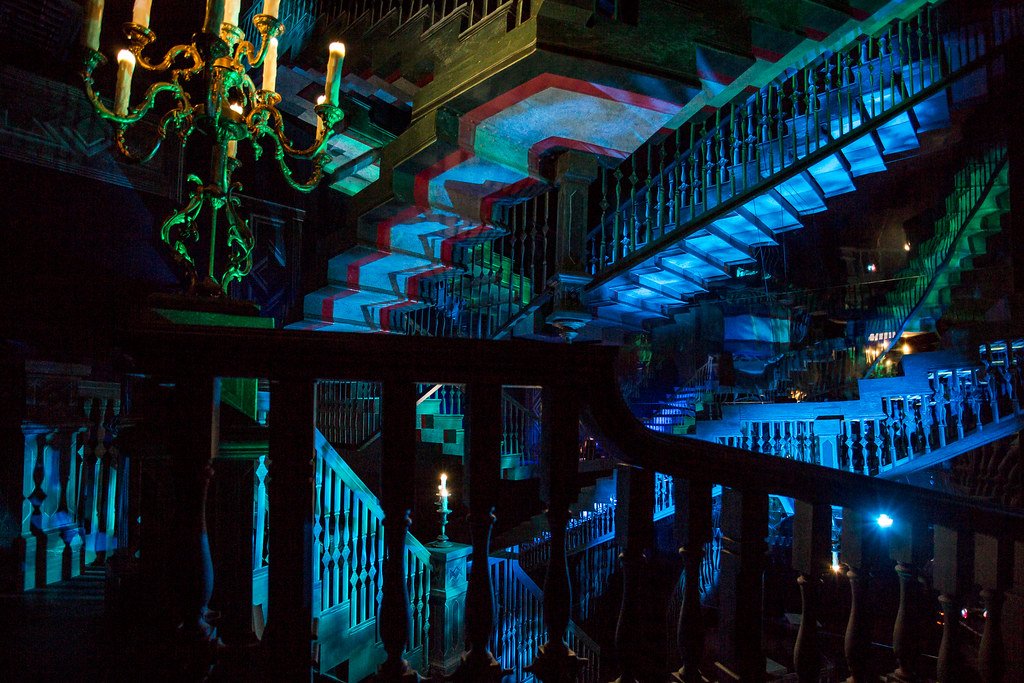 みつき Dヲタwiki D知識 フロリダのマジック キングダムの ホーンテッドマンション は07年に大規模な リニューアルがされ 無数に階段があるシーンが追加されました この部屋には沢山の逆さまの階段が存在し 階段を登る幽霊の足跡を見ることができ