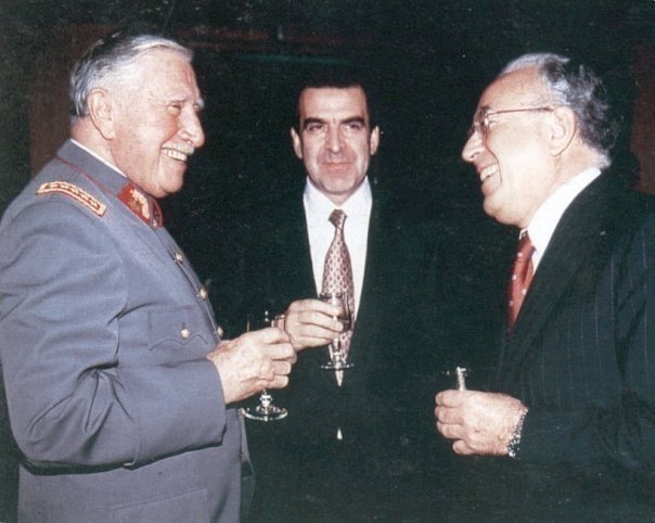 andres20ad's tweet photo. La DC votó que No, no para sacar a Pinochet, lo hizo para hacerse del poder. Y al llegar al poder con Aylwin y Frei nada cambió de la dictadura. Siguieron las AFP, Isapres y el Sename. Se siguió robando y hubo impunidad al dictador. No votes jamás por la DC, cuna de traidores. https://t.co/6kPdQ7svqV