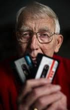 irlandamaya's tweet photo. Falleció el inventor del cassette. También dirigió creación del CD.El ingeniero holandés,Lou #Ottens murió el sábado pasado a los 94años;Su primer invento fue una antena para escuchar radio libre de Holanda filtrando interferencias nazis.Tenemos mucho q agradecerle!.D.E.P.📼💽 https://t.co/oenxuwZNCj