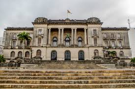 We're checking out Maputo City Hall today in Maputo, the capital of Mozambique. The building was designed by Portuguese-Brazilian architect Carlos César dos Santos, who won an architecture competition for a new city hall in 1938. The building was completed in 1947. The statue....