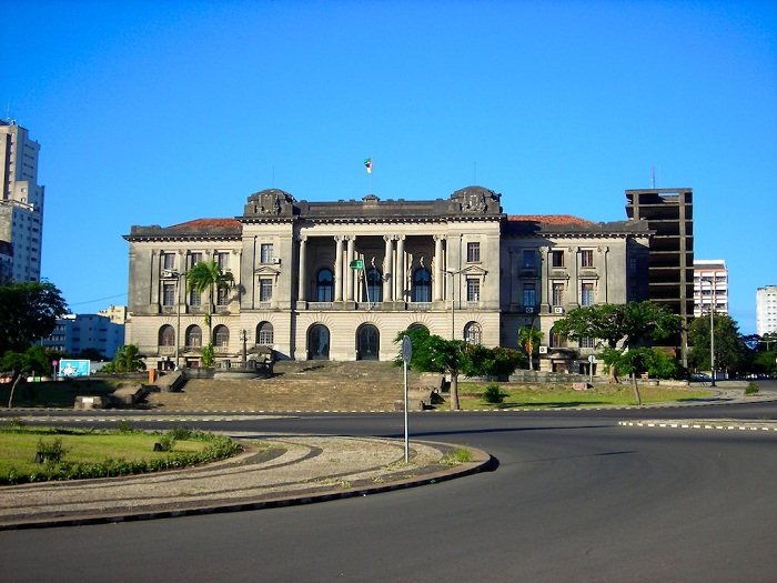 We're checking out Maputo City Hall today in Maputo, the capital of Mozambique. The building was designed by Portuguese-Brazilian architect Carlos César dos Santos, who won an architecture competition for a new city hall in 1938. The building was completed in 1947. The statue....