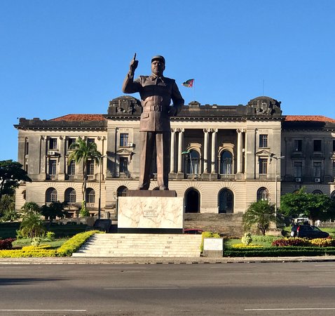 We're checking out Maputo City Hall today in Maputo, the capital of Mozambique. The building was designed by Portuguese-Brazilian architect Carlos César dos Santos, who won an architecture competition for a new city hall in 1938. The building was completed in 1947. The statue....