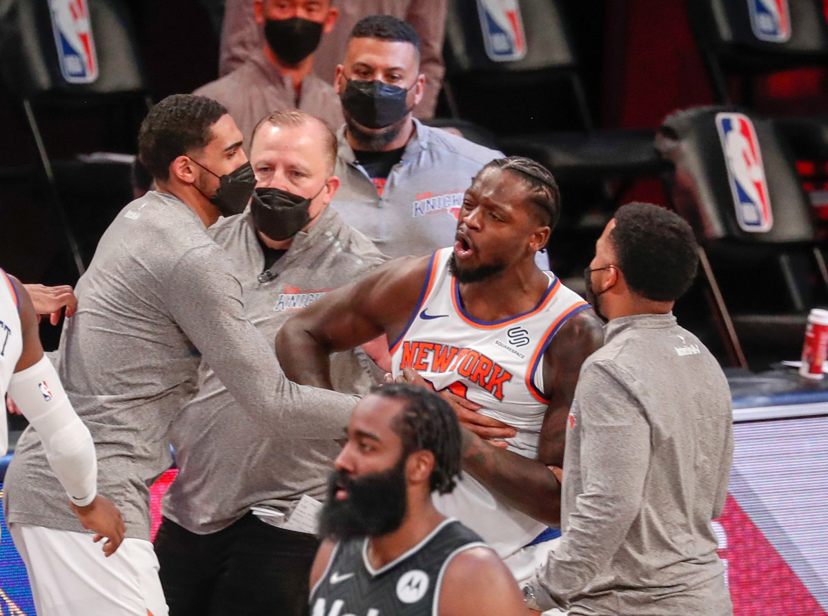 Irate Julius Randle restrained from referee after Knicks' loss to Nets