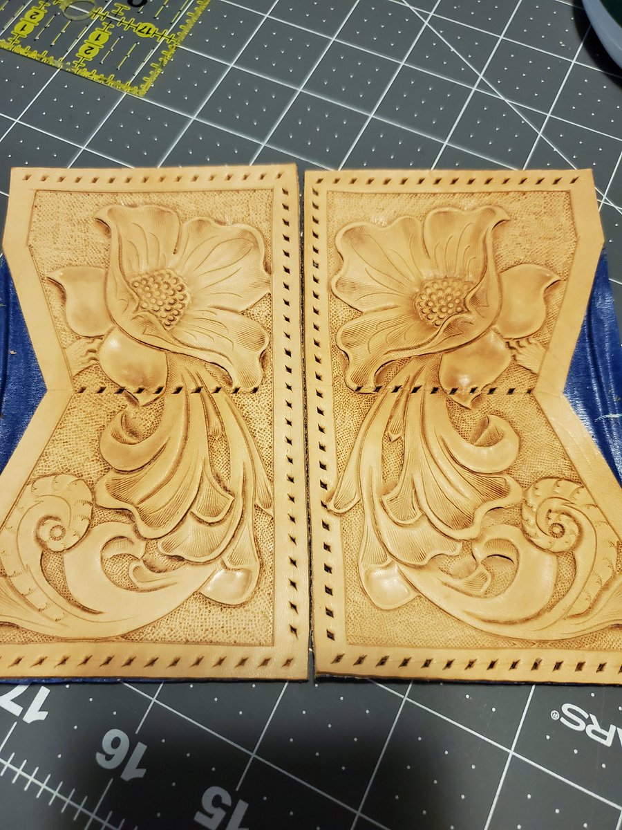 atThornhollow's tweet photo. Couple experiments on the bench this eve.
.
#leathercraft #beginnerleathercraft #leathercrafting #leathercrafter #leathertooling #easternoregon #weaverleather #23plus #barryking #dongonzalespattern https://t.co/Ag0zVmeIrK
