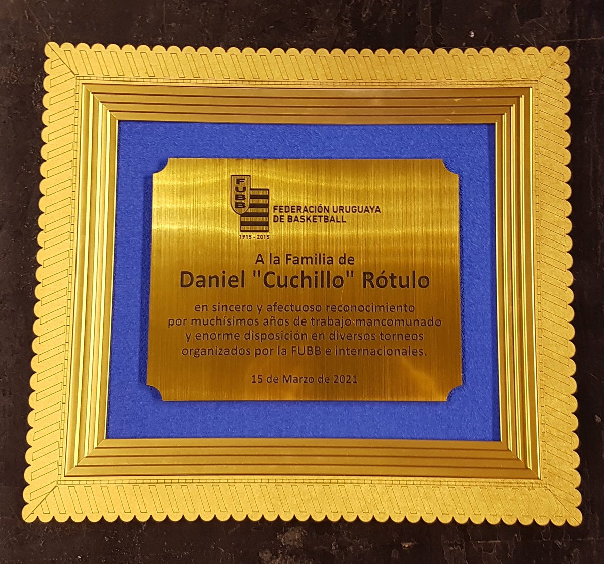 Daniel "Cuchillo" Rótulo, el "canchero del Palacio". Al reanudarse el básquetbol en el Palacio Peñarol tuvimos el honor de homenajear a su familia. Su imagen con su nombre y la leyenda "Siempre Presente", permanecerá entre nosotros como sentido y afectuoso agradecimiento hacia él