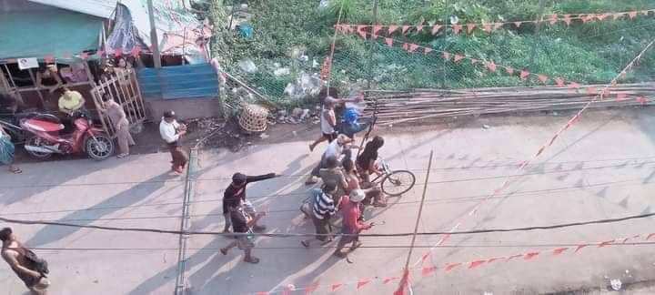 HunHsu95's tweet photo. One was injured by gunshot of military junta group this evening in HlaingTharYar, Yangon. People have to use trishaw as an ambulance.

BLOODTHIRSTY JUNTA
#WhatsHappeningInMyanmar 
#Mar15Coup https://t.co/McCnsixOLE