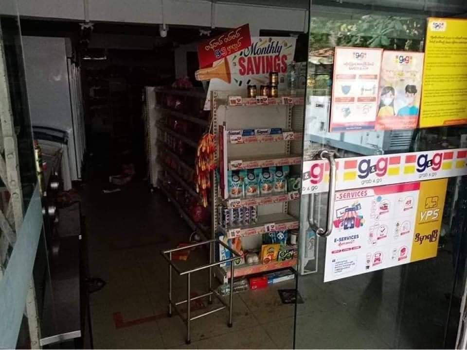 HunHsu95's tweet photo. Military junta group continuously shoot and set things on fire in North Okkalapa, Yangon. They also raided small supermarkets like G&amp;G and wave money shop.
BLOODTHIRSTY JUNTA 
#WhatsHappeningInMyanmar 
#Mar15Coup https://t.co/ZG9xrTsaCY