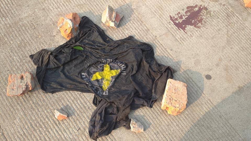 Christina1Feb21's tweet photo. On the night of Mar 15, Two innocent civilians were shot dead by military terrorists in Dawbon. The dead bodies were also taken away &amp; hasn’t been returned until this morning.
@RapporteurUn
@SchranerBurgen1 @UN_HRC
@UN
NEWS SUPPRESSION 
#WhatsHappeningInMyanmar 
#Mar16Coup https://t.co/Vzum5KeMaz