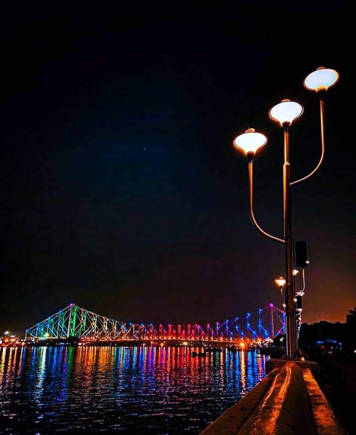 The beauty of Howrah Bridge may amaze you 💥♥️ 

#kolkatasillusion #kolkatasutralifestyle #amazing #aesthetic #beautyofbengal #bloggers #cityofpalaces #city_lights #chobi_premiks #calcutta_1000 #cityroad #cantiliver #dailylife #eastindia #followus #ganga #howrah_bridge