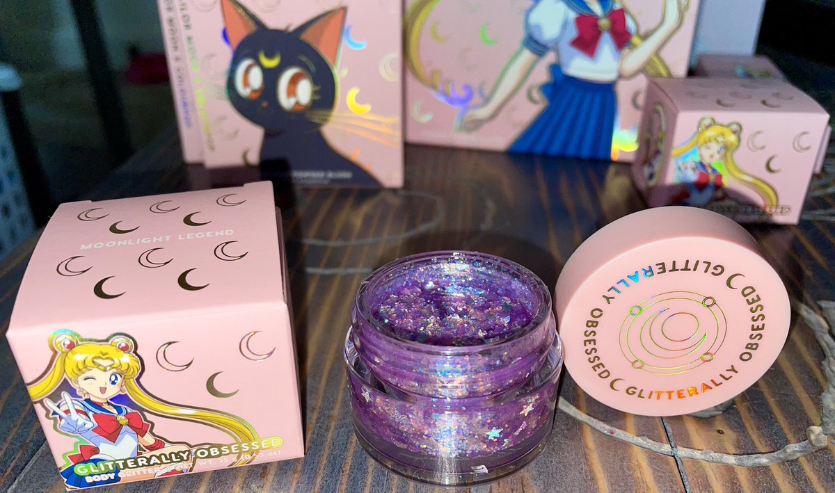 dakotarose97's tweet photo. Got the sailor moon collection! I love it #sailormoon #sailormooncollection #colourpop #makeup https://t.co/8FWW0nw7xx