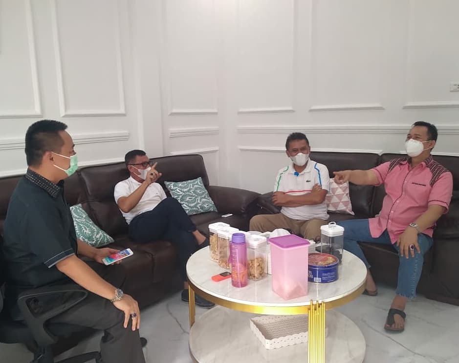 DprdPkb's tweet photo. Berbagai persoalan tdk selamanya selesai di kantor, banyak persoalan dapat diselesaikan di luar kantor meskipun harus melalui perdebatan sengit.

Nampak keempat Legislator Lampung tersebut sedang berdiskusi sengit. Perdebatan tersebut tidak lain demi terciptanya  Lampung Berjaya. https://t.co/ArvF7QHwMz
