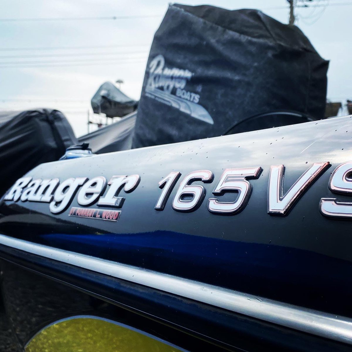 kohoku_k's tweet image. レンジャー165VSに前後Elite FS9をインストール。
時折降る雨に翻弄されながらの作業でした。
やっぱりFSはバスボートでも9インチGPS魚探システムの新たなスタンダードになりますね。
#hdslive #elitefs #activetarget #livesonar #activeimaging #3in1 #lowrance #lowrancefishing #rangerboats