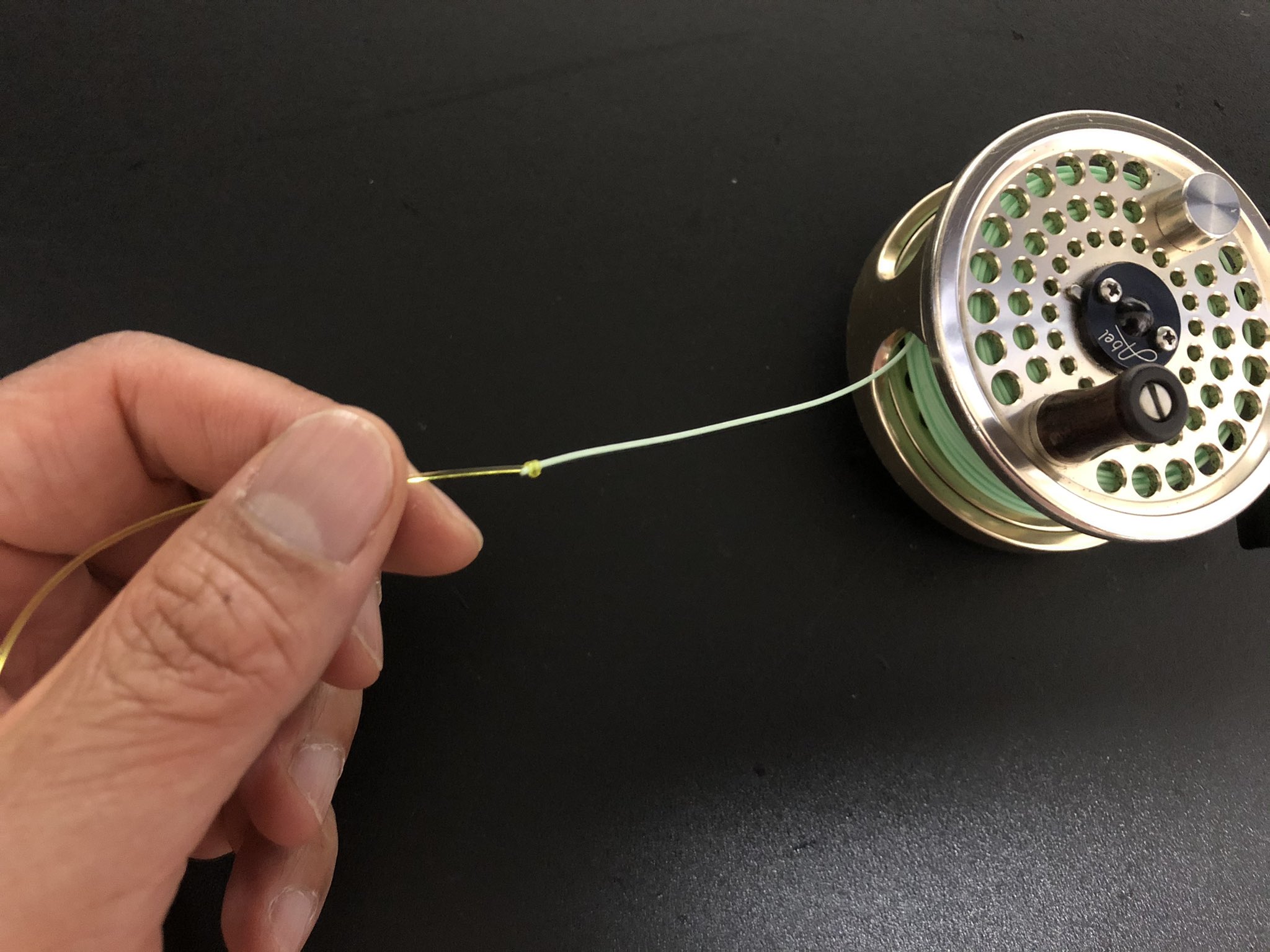 釣りバカ先生 フライラインと リーダーの接合 ネイルノットが一般的 普通のネイルノットだと 4 5回転ラインにリーダーのバット部を巻きつけるので 接合部が太くなり ガイドに引っかかってしまいます なので 私は2回転し 釣りバカ先生 フライラインと リーダーの接合 ネイルノットが一般的 普通のネイルノットだと 4 5回転ラインにリーダーのバット部を巻きつけるので 接合部が太くなり ガイドに引っかかってしまいます なので 私は2回転し