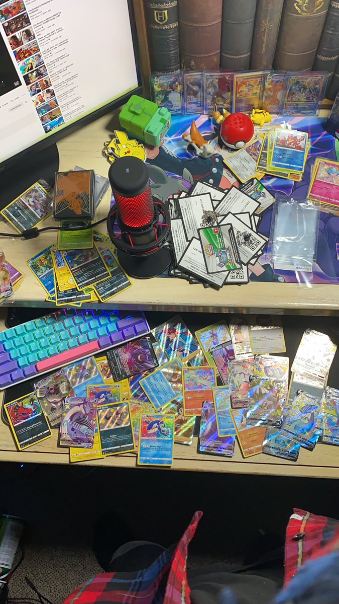 SalvoGCards's tweet image. Lol hit me up for a few code cards I got you 💟 #pokemon #pokemontcg #pokemoncodecard #tcg #pokemoncommunity