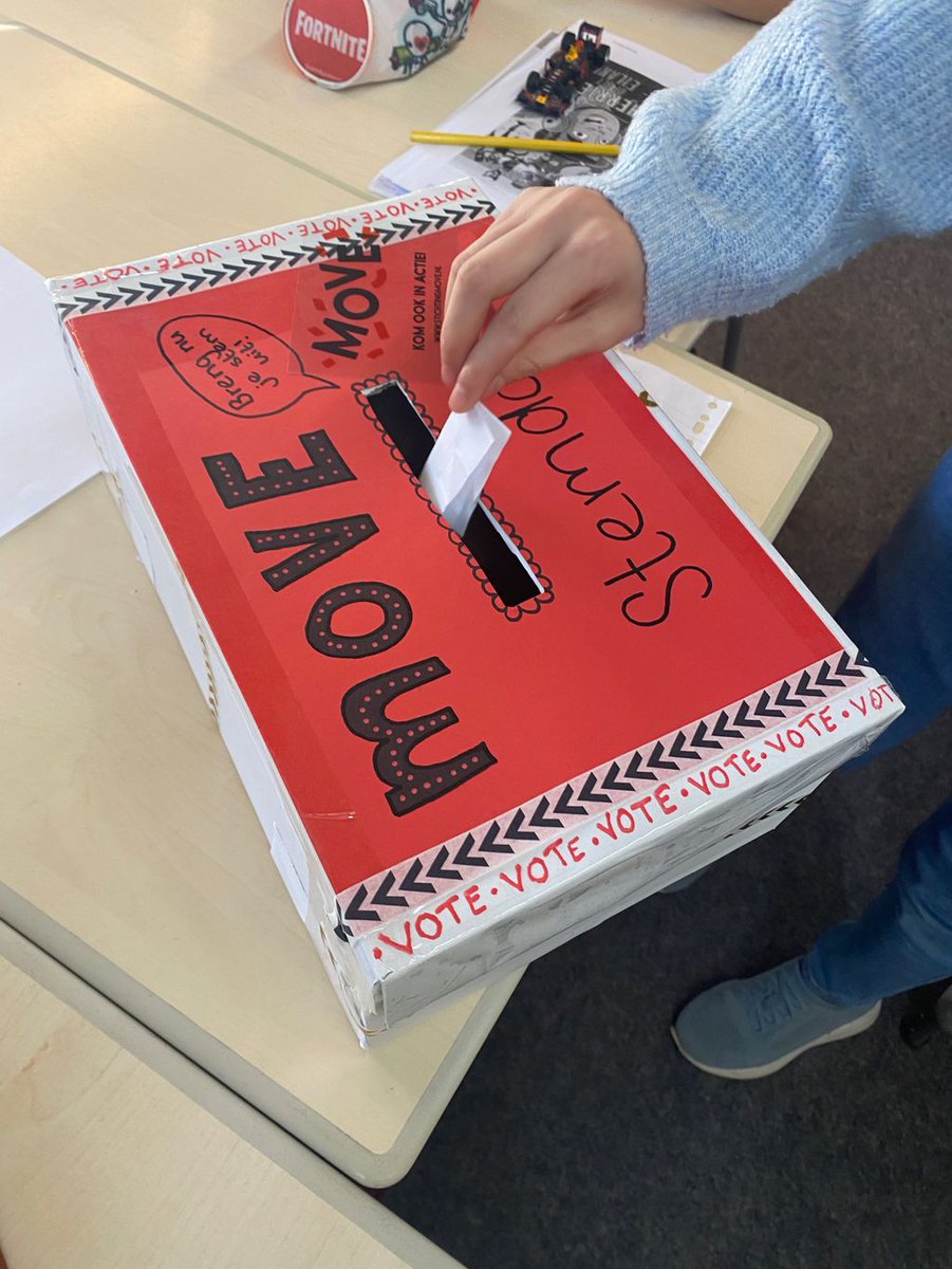 StMoveNijmegen's tweet photo. Op naar de stembus! 

Niet alleen de #verkiezingen2021 voor de Tweede Kamer zijn volop aan de gang, ook deze leerlingen uit #groep8 van basisschool het Zuiderpad stemden op de beste ideeën voor hun wijk ! 👇🏼

#kansengelijkheid #stemmen #impact https://t.co/c7GC2WrsPC