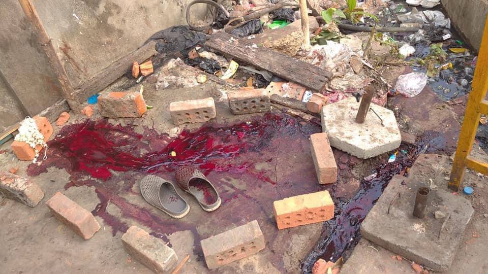 EainMonn's tweet photo. tw // blood
The dead body of the man who was killed and dragged along on the road by terrorists last night in Dawpon, Tharkayta hasn't been received yet.
NEWS SUPPRESSION
#WhatsHappeningInMyanmar  #Mar16Coup https://t.co/iIlAbmZUeT