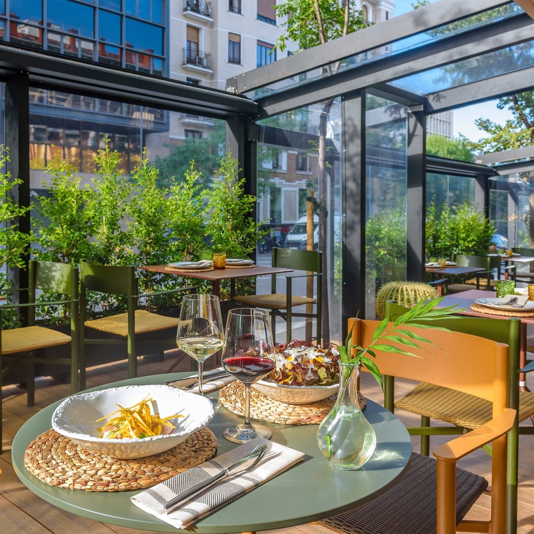 Feel like brunching? 🥐🥂 At our @meliaserrano Hotel you can while spending a nice sunny afternoon in our #terrace. Just click the link in our bio! #StaySafeWithMelia