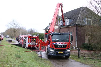 Grote brand in Angerlo, bewoner door brandweer uit pand gehaald..