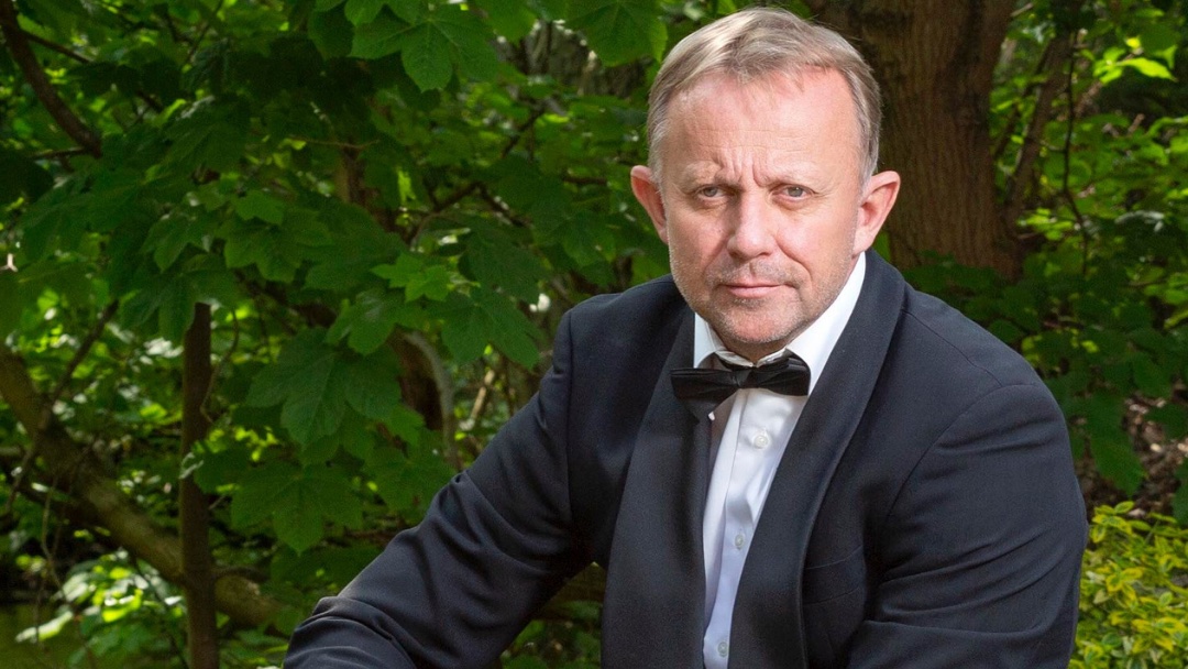 Odendo_DK's tweet photo. Drømmer du om en dag som Chefredaktør for Ekstrabladet,  i køkkenet med Den Skaldede Kok eller en dag som sportsvært på Radio 4?

Deltag i budkampen hvor stribevis af store personligheder, har doneret unikke oplevelser til fordel for @UniteCool 

👉https://t.co/eCJciRut2W https://t.co/jFw3BCmQcp