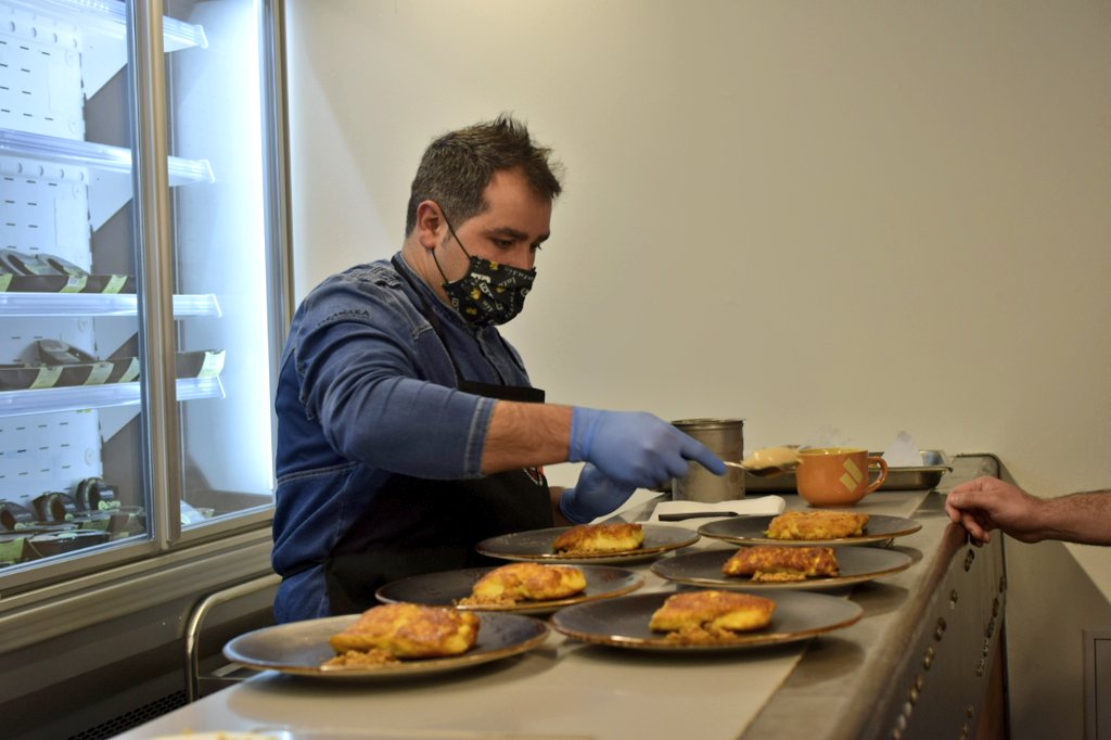 .<a href="/sergiolatasia/">sergio latasia</a> de <a href="/taramara_madrid/">TARAMARA</a> ha preparado su torrija tradicional con pan brioche y helado de caramelo salado. Ha recalcado en la presentación la utilización de productos de <a href="/MadridCalidad/">M Producto Certificado</a> como  <a href="/LechePriegola/">Priégola</a> y huevos Villarreal.
#ConcursoLasMejoresTorrijasdeRestauracion