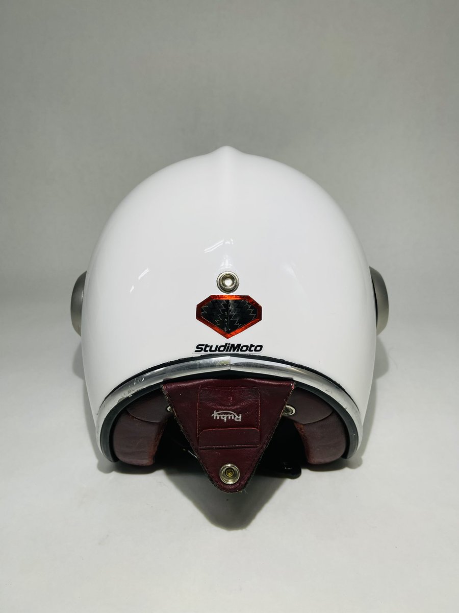 studimoto's tweet photo. Casco RUBY reparado y pintado blanco.
#Ruby #RubyHelmet #Reparacion #Pintado https://t.co/BBDIQXG3Q5