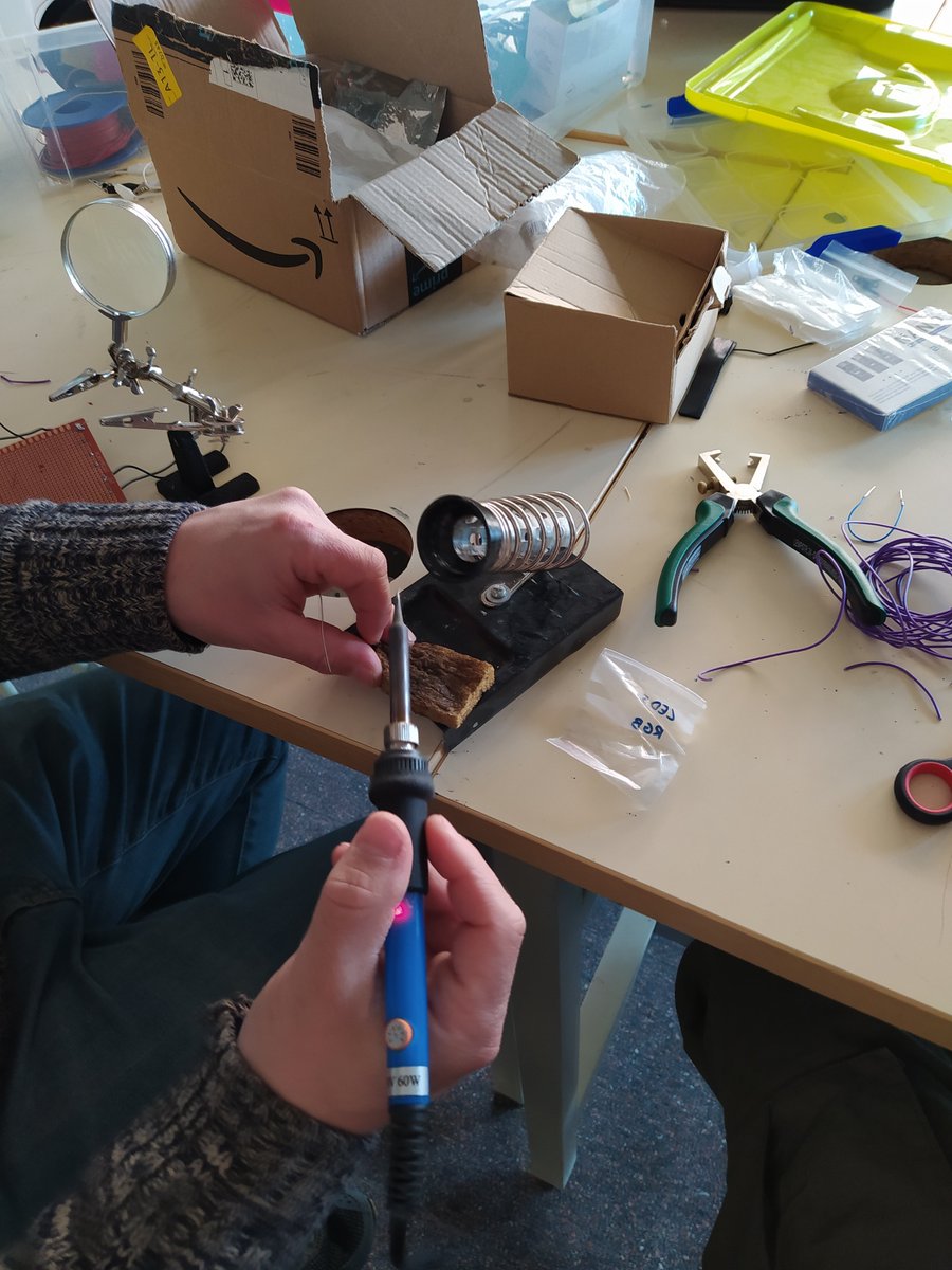 MPlains13's tweet photo. En el matí d'avui, hem començat a sodar els components del @CanSat a l' #Apollo18SAT.
Soldar els components és molt més efectiu i més resistent que enganxar-los amb silicona.
@INS_Pla_Marcell @paufolchsax 🙃🙃 https://t.co/KGGaT2ZSP8