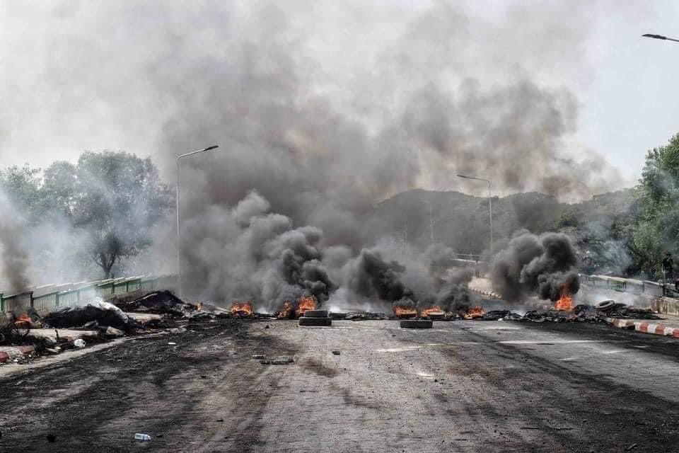 ThinzarWinPyae9's tweet image. Situation of Bayintnaung in 16.3.2021
#HearTheVoiceOfMyammar #HowManyDeadBodyNeededForUNToTakeAction