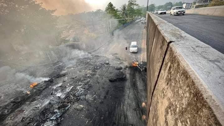 ThinzarWinPyae9's tweet image. Situation of Bayintnaung in 16.3.2021
#HearTheVoiceOfMyammar #HowManyDeadBodyNeededForUNToTakeAction