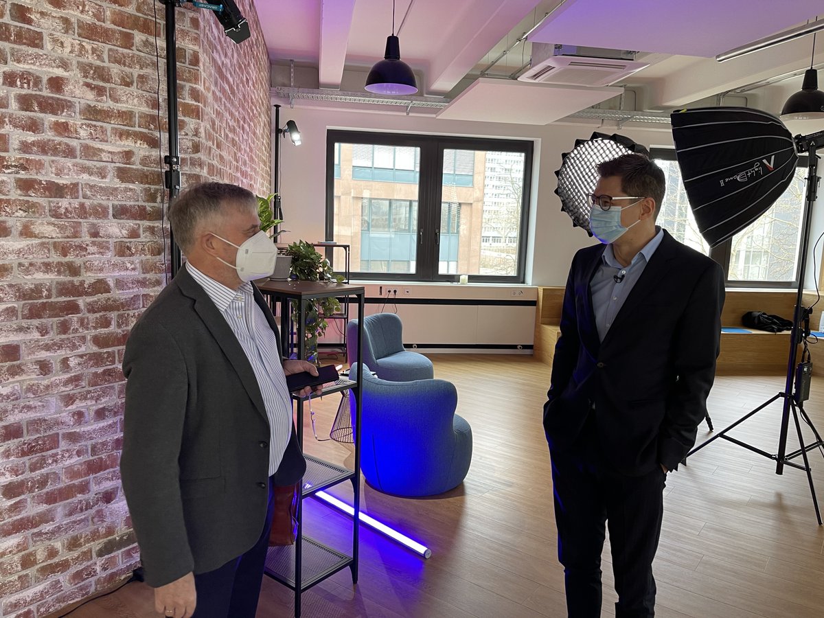 SoftCushionPoke's tweet photo. Ein Dueck kommt selten allein... Heute zu Gast bei uns im Büro: Prof. Dr. @wilddueck. Das Gespräch mit Liferay Geschäftsführer @eddydueck – “Dueck & Dück” – gibt’s am 24. März bei Liferay Vision. Kostenfrei anmelden kann man sich hier: https://t.co/ou4abrsUXQ #LRVISION21 https://t.co/Iy1KrH1yoW