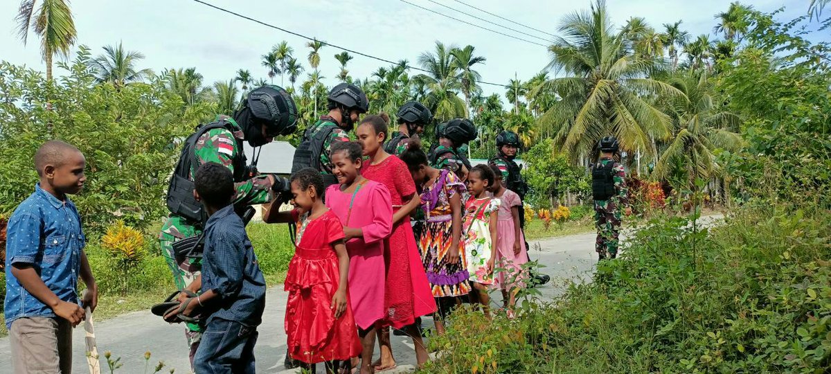 Puspen_TNI's tweet photo. Satgas Pamtas Yonif 131/Braja Sakti beserta beberapa personel pos, melaksanakan anjangsana ke rumah Yann Mallo (62 th) selaku Ondo Api di Kampung Skouw Mabo
👉https://t.co/HCHwoJkFiX
#puspentni #tni #satgaspamtas #yonif #silaturahmi #ondoapi #papua #PapuaIndonesia https://t.co/aPZH86BNGV