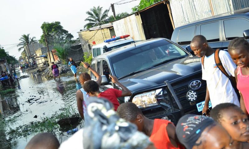 OeuvreN's tweet photo. Félix Tshisekedi au quartier Kingabwa pour constater les dégâts liés aux inondations il y a de cela une année de demie qu’il fut venu , et l’argent était sortie ovd a bouffé @leParrainRDC @central_sage @DeniseNyakeru https://t.co/E2DVKBMVWy