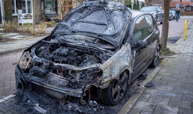 Auto uitgebrand in Alblasserdam - ..