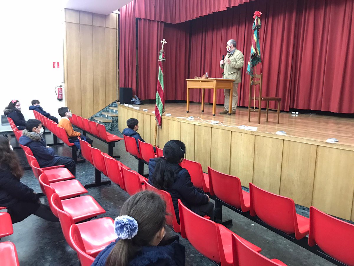 PastorinasLeon's tweet photo. Comenzamos las actividades relacionadas con la Semana de la Lectura. Hemos asistido a una pequeña charla sobre tradiciones leonesas y pendones. #leonesp #Pastorinas #cuentaconmigo #soyleonés https://t.co/62DOgVrGt5