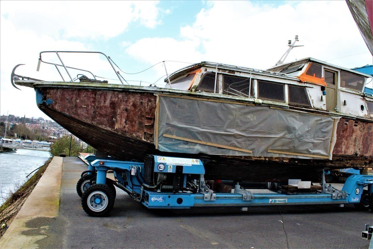A very interesting find in Rouen, France. This is a Higgins 'Eureka' boat hull, most well used for the Landing Craft Personnel (Large). But this example was probably built built as a Landing Craft Support (Small) Mk I or II. actu.fr/normandie/roue…