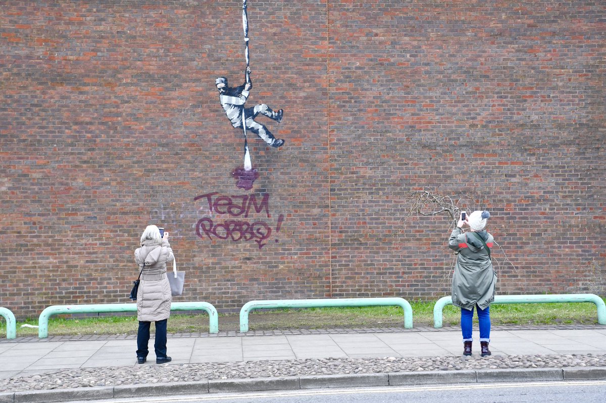 #vandalised #banksy on #readingprison walls #reading #berkshire <a href="/DailyMirror/">The Mirror</a> <a href="/berkshire_live/">Berkshire Live</a> <a href="/MattStrudwick85/">Matt Strudwick</a>