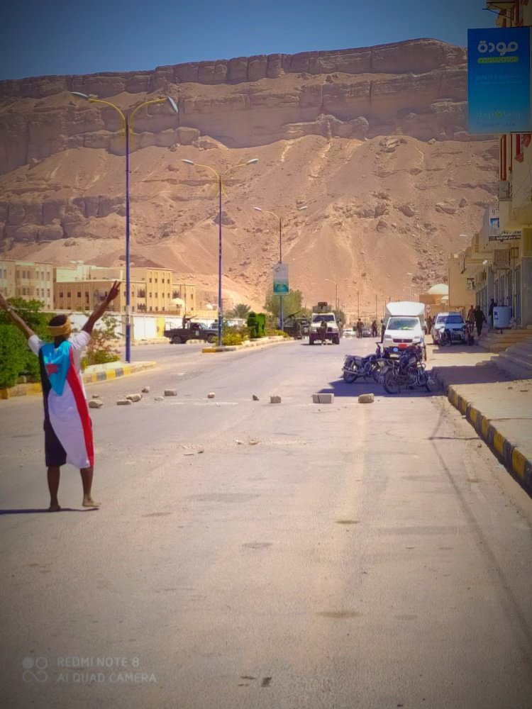 أعقلوها .. الحل لا يقبل القسمة الا على إثنين شمال وجنوب .. سئم الناس الوعود والف والدوران والالتفاف على ارادة شعب .. 
لن يخسر الناس اكثر مما خسروه في الحرب والمعاناة والذل بعدها.
ما يجري نتيجة عبث واستهتار وخذلان من استعاد للشرعية شرعيتها ومن حقق للتحالف النصر الوحيد في الحرب