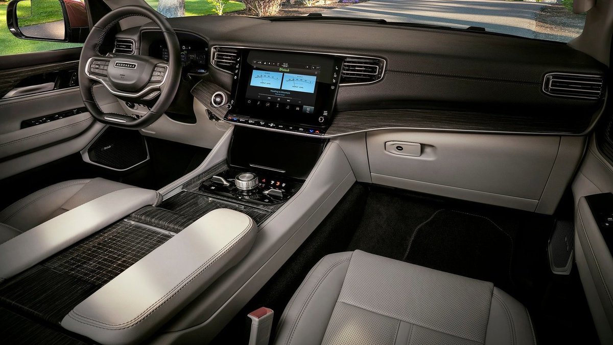 AutoTalkBlog's tweet image. The Wagoneer nameplate returns in the @Jeep line-up alongside the Grand Wagoneer as a flagship, full-size, premium pair of SUVs.#autotalkblog #Auto #AUTOMATION #CWNews #Wagoneer #Jeep #automotive
#Automobiles @Wagoneer