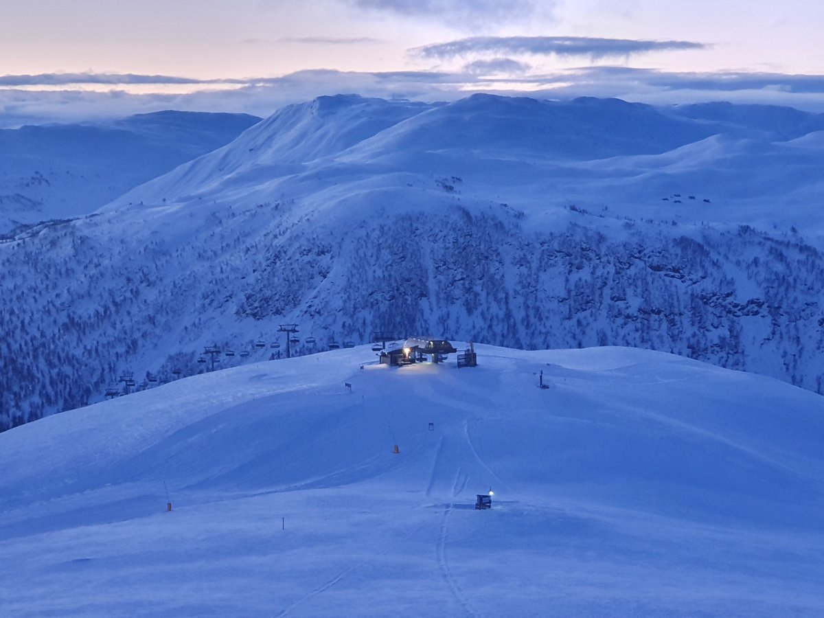 Nydelig dag i fjellet, med -7, svak vind og skyfri himmel. Løypene er heilt strøkne og det er eindel fin laussnø utanfor løypene. God plass i anlegget. Myrkdalsstovo og Kamben er opne. Tunet Pizza er open kl.13-21.00. Hugs å hald ei stavlengd avstand. Velkomen til Myrkdalen!