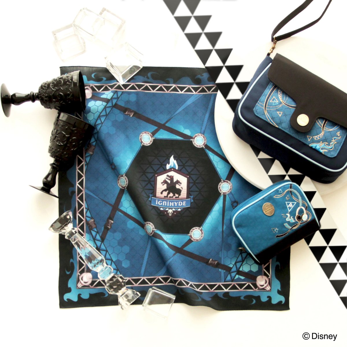 ハンカチーフギャラリー ディズニー ツイステッドワンダーランド 寮別イメージショット紹介 イグニハイド寮 イグニハイドの寮服と各寮生をイメージした描き下ろしデザイン 寮長をイメージした青い炎がアクセントです T Co