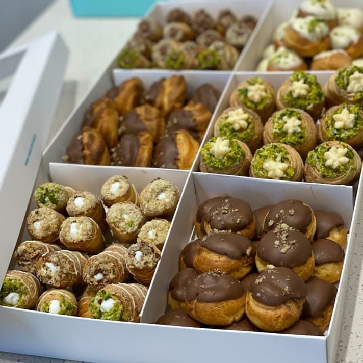 rich_delights's tweet photo. Big group needs big treat..
A giant box full of happiness for an office gathering
Freshly baked cannolis and Eclairs

#richdelights #cafe #dubaifoodie #uaefoodie #dubaifood #uaefood #bakery #uaerestaurantsunit #homedelivery #storepickup #deliveredtoyou https://t.co/djPRUwReV7