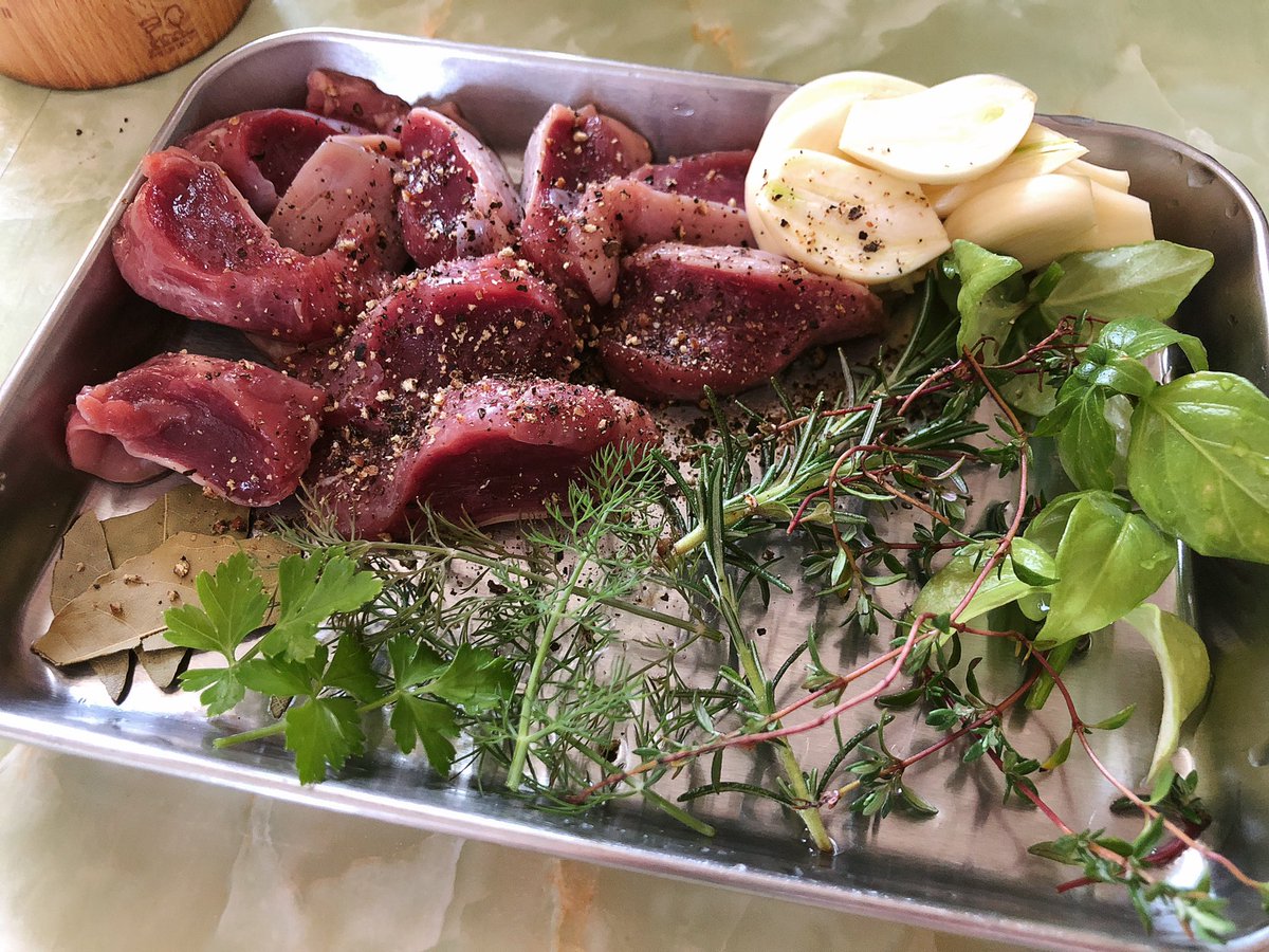 魔女っこれい 取り除いた砂肝 の銀皮は 葱の青いところ 生姜 白ワイン 水で白くなるまで茹でてから湯切り 醤油ポン酢 胡麻油 唐辛子の輪切りと一緒にジップロックに入れて冷蔵庫で冷やす 夜のお楽しみだ