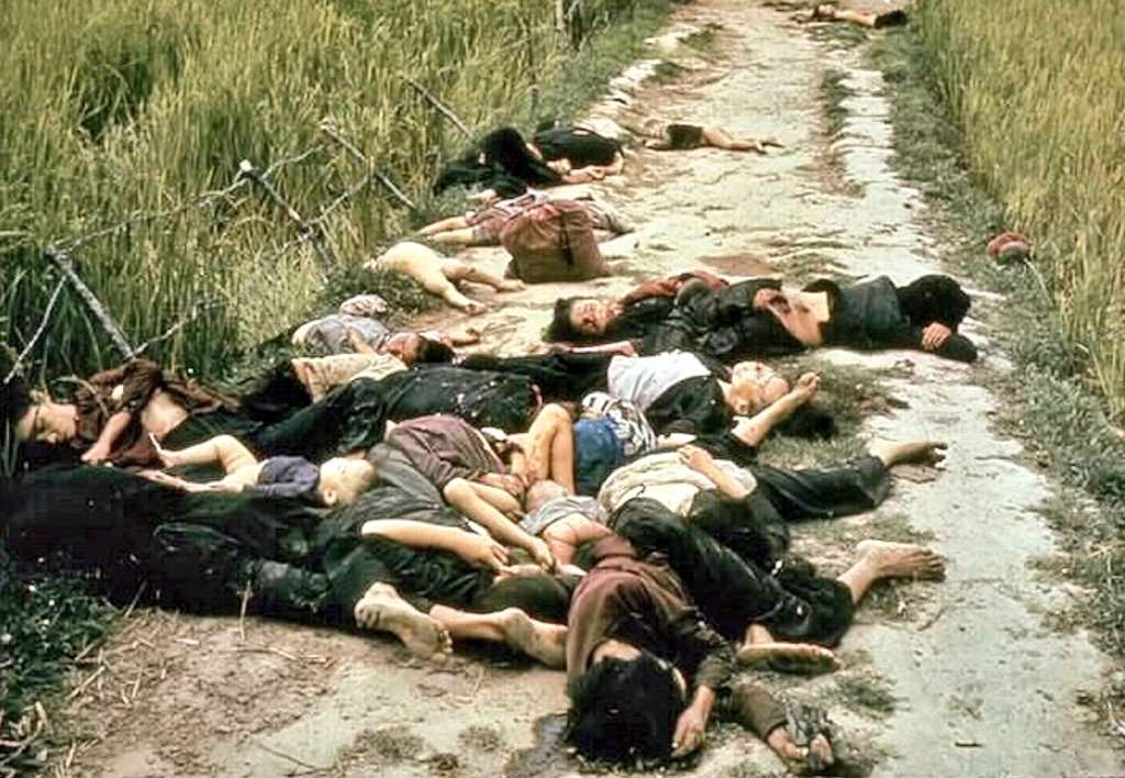 Asiablog_it's tweet photo. #16MARZO 1968 🇻🇳🇺🇸

Dopo uno scontro a fuoco con deoi guerriglieri "Việt Cộng", il tenente William Calley ordina la rappresaglia contro il villaggio di contadini di #MỹLai: i soldati statunitensi massacrano tra 347 e 504 civili, in gran parte donne, vecchi e bambini. https://t.co/pjH7s5wfzL