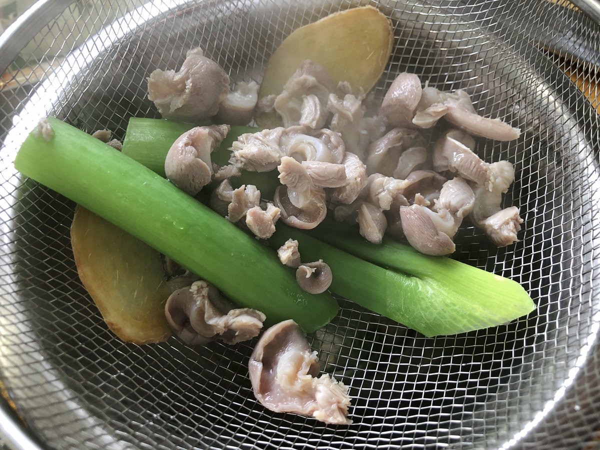 魔女っこれい 取り除いた砂肝 の銀皮は 葱の青いところ 生姜 白ワイン 水で白くなるまで茹でてから湯切り 醤油ポン酢 胡麻油 唐辛子の輪切りと一緒にジップロックに入れて冷蔵庫で冷やす 夜のお楽しみだ